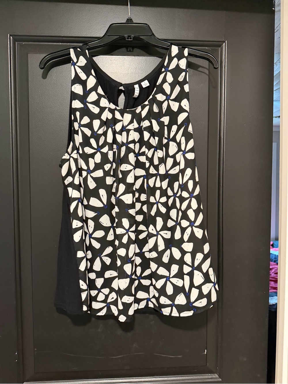 Elle Black and White Floral-Print Sleeveless Camisole